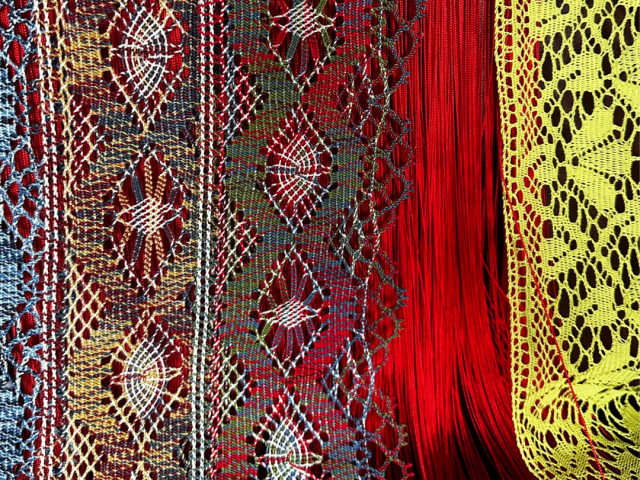 encaje de bolillos de colores y flecos