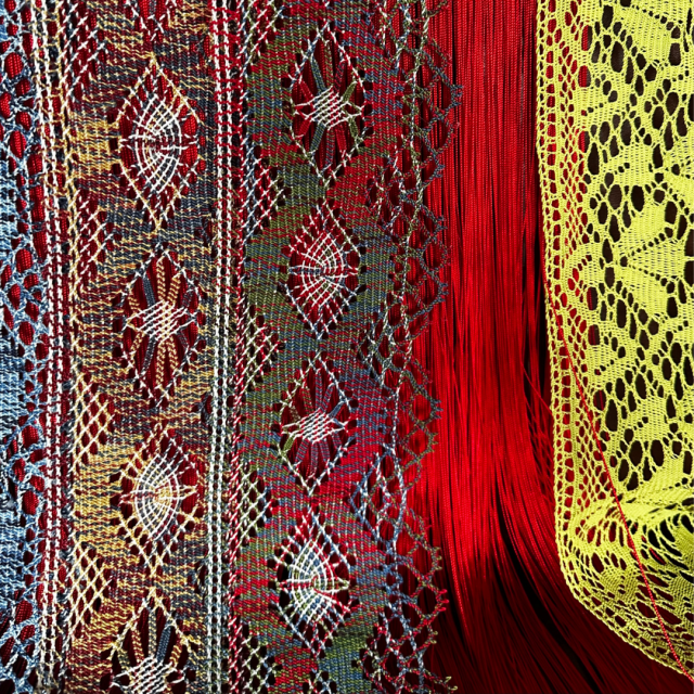 encaje de bolillos de colores y flecos