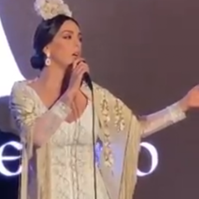 RUTH LORENZO VESTIDA DE ENCAJE DE ISABEL BLASCO CANTA SEVILLA